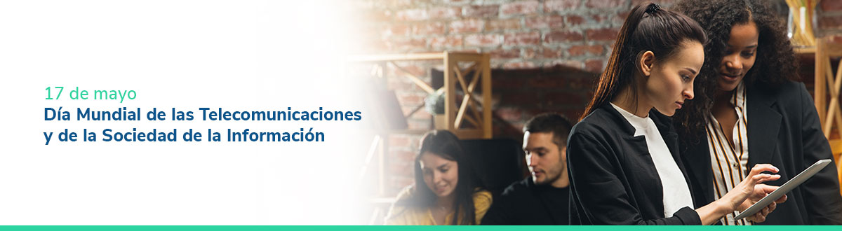 Mujeres revisando una tableta